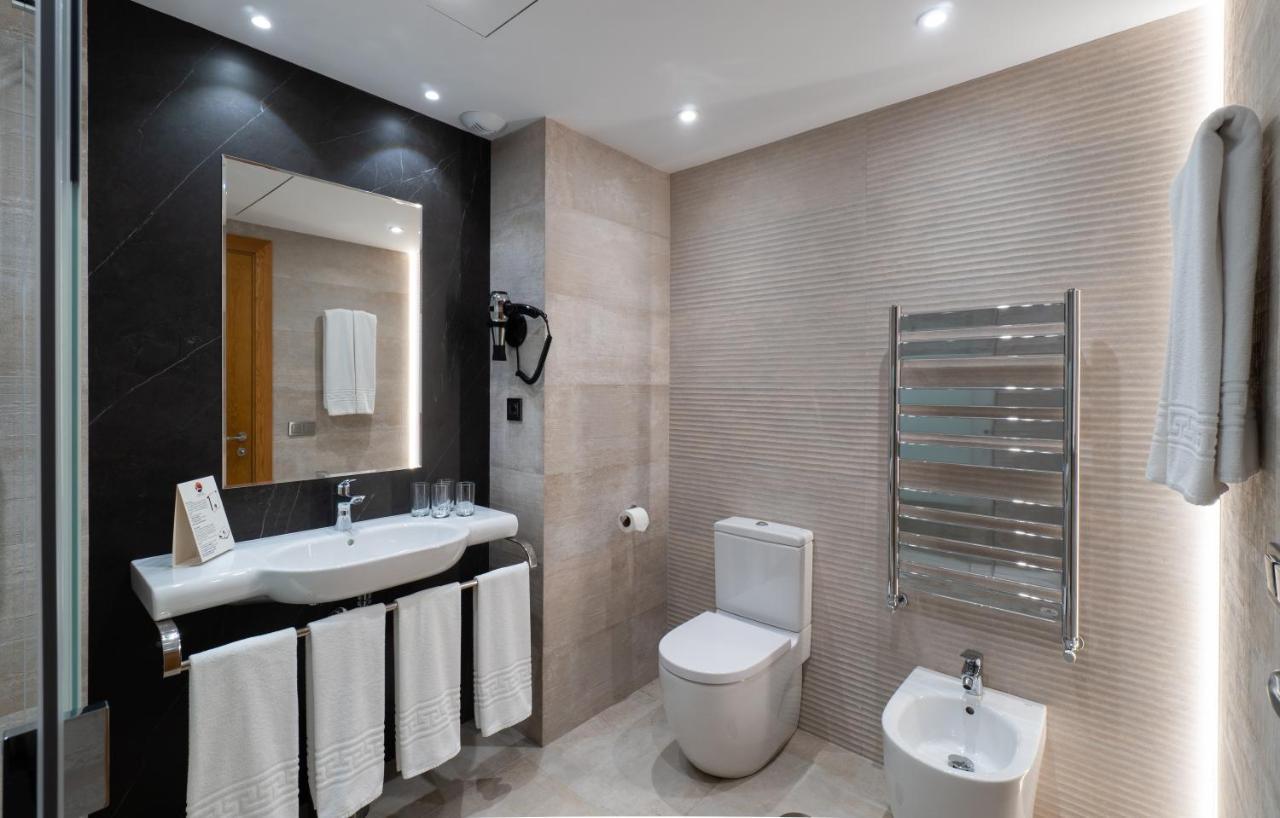 Hotel Apartamentos Bajondillo 托雷莫利诺斯 外观 照片 Bathroom