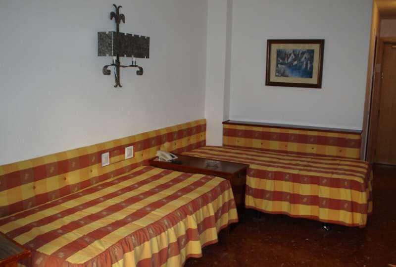 Hotel Apartamentos Bajondillo 托雷莫利诺斯 外观 照片 Two beds in a hotel room