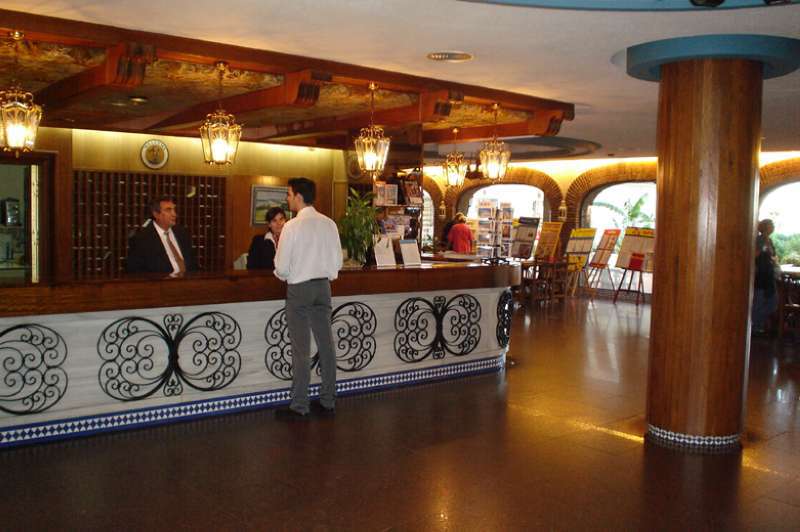Hotel Apartamentos Bajondillo 托雷莫利诺斯 外观 照片 Reception desk