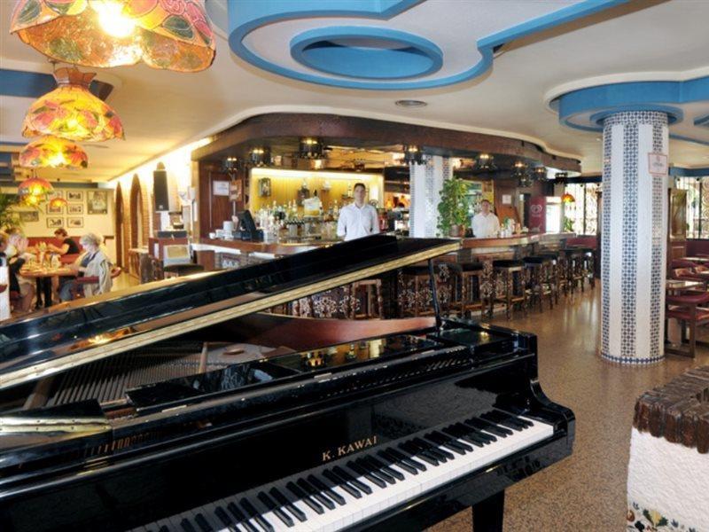 Hotel Apartamentos Bajondillo 托雷莫利诺斯 外观 照片 Piano in a restaurant