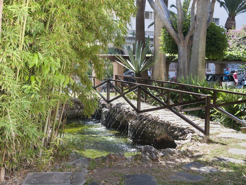 Hotel Apartamentos Bajondillo 托雷莫利诺斯 外观 照片 The fountain of the old town