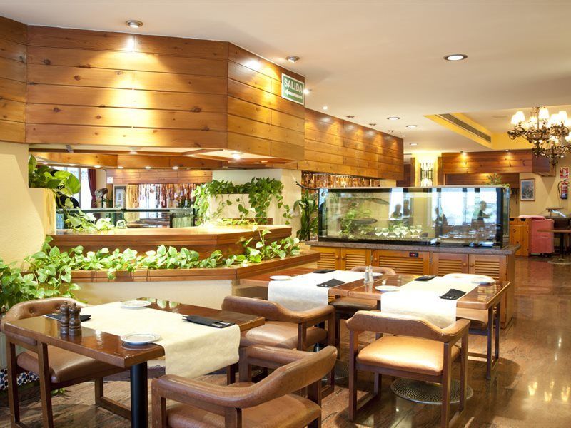 Hotel Apartamentos Bajondillo 托雷莫利诺斯 外观 照片 Interior of a restaurant in Madrid, Spain.