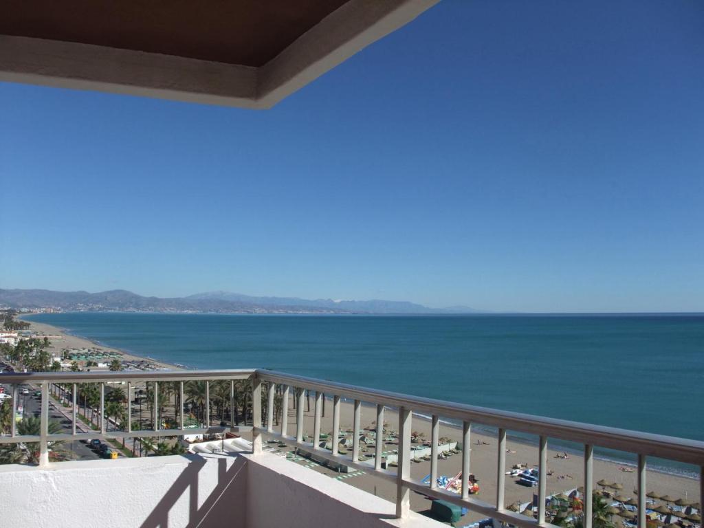 Hotel Apartamentos Bajondillo 托雷莫利诺斯 外观 照片 The sea from the balcony of a room at the hotel