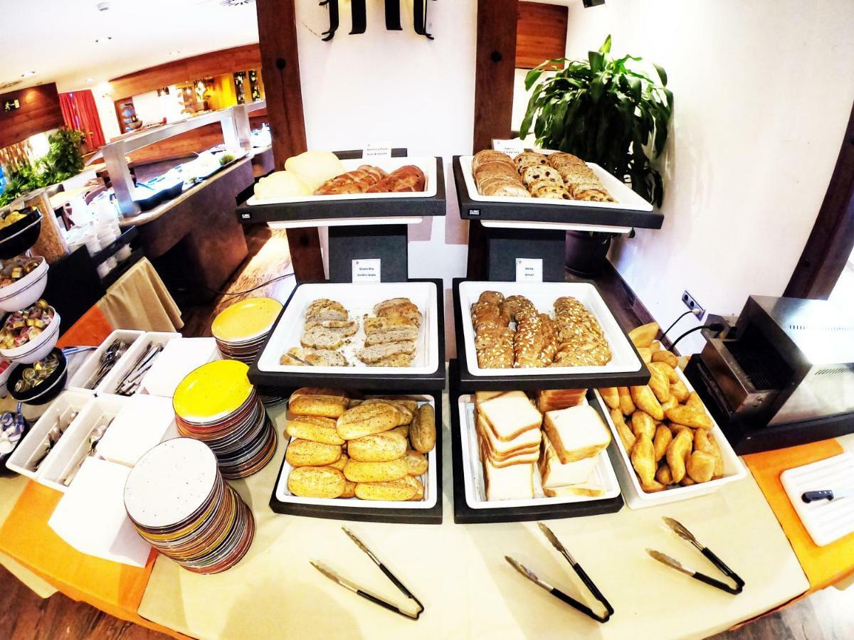 Hotel Apartamentos Bajondillo 托雷莫利诺斯 外观 照片 Breakfast buffet at a hotel