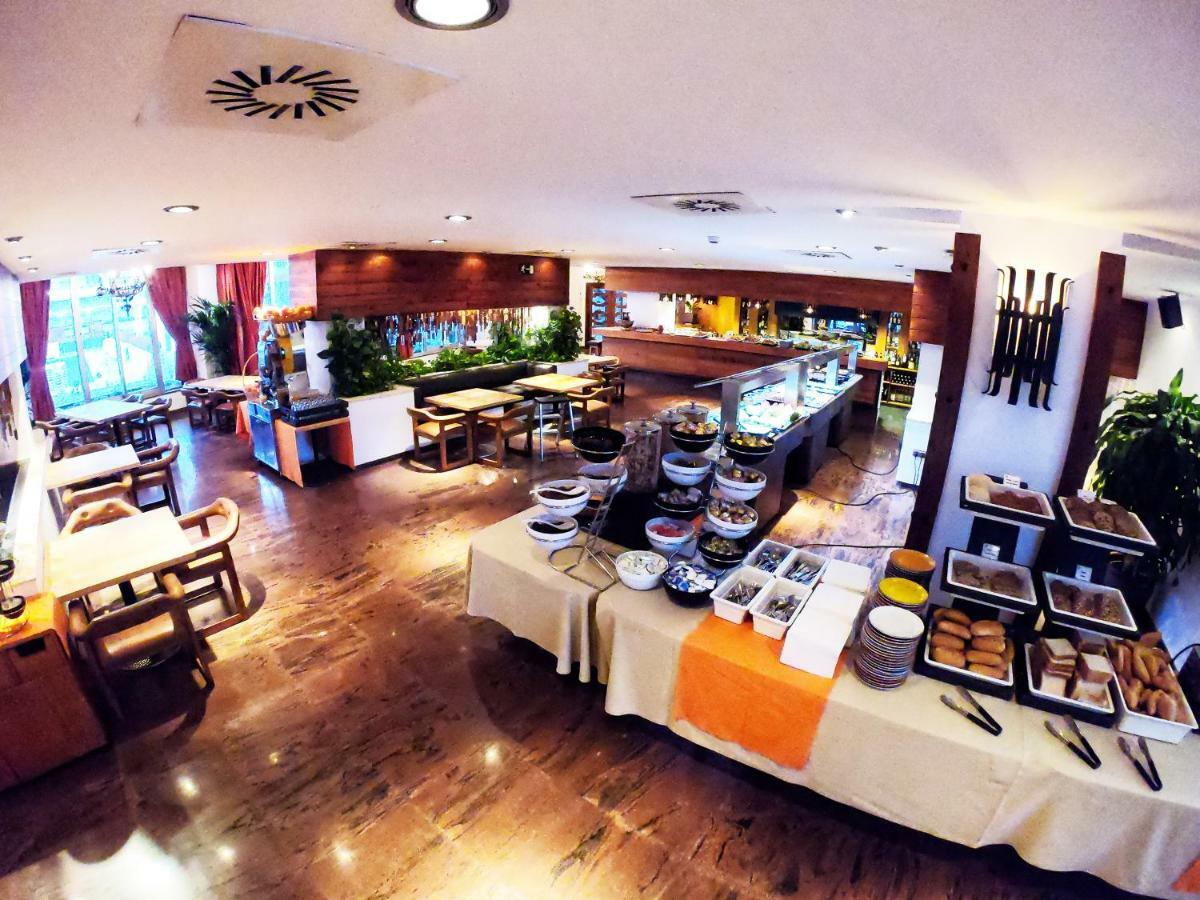 Hotel Apartamentos Bajondillo 托雷莫利诺斯 外观 照片 Breakfast buffet at a hotel