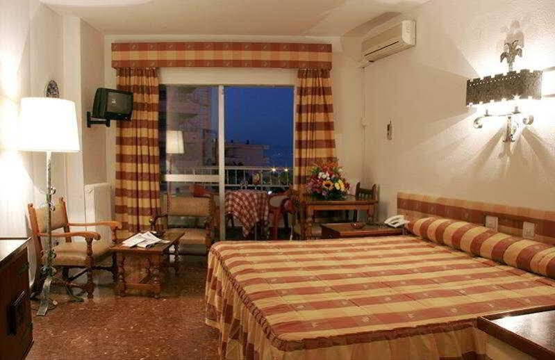 Hotel Apartamentos Bajondillo 托雷莫利诺斯 外观 照片 A room at the hotel